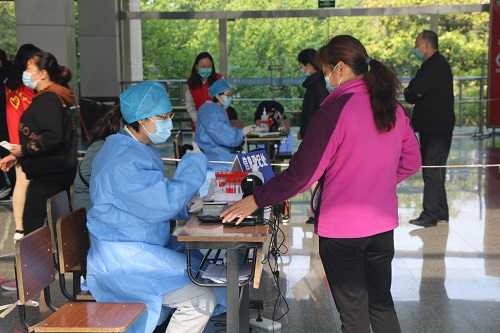 3.情侣教师一起进行核酸检测信息录入